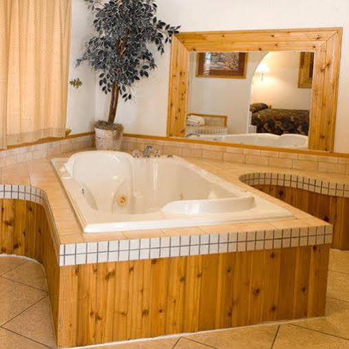 North Country Inn & Suites Mandan Экстерьер фото