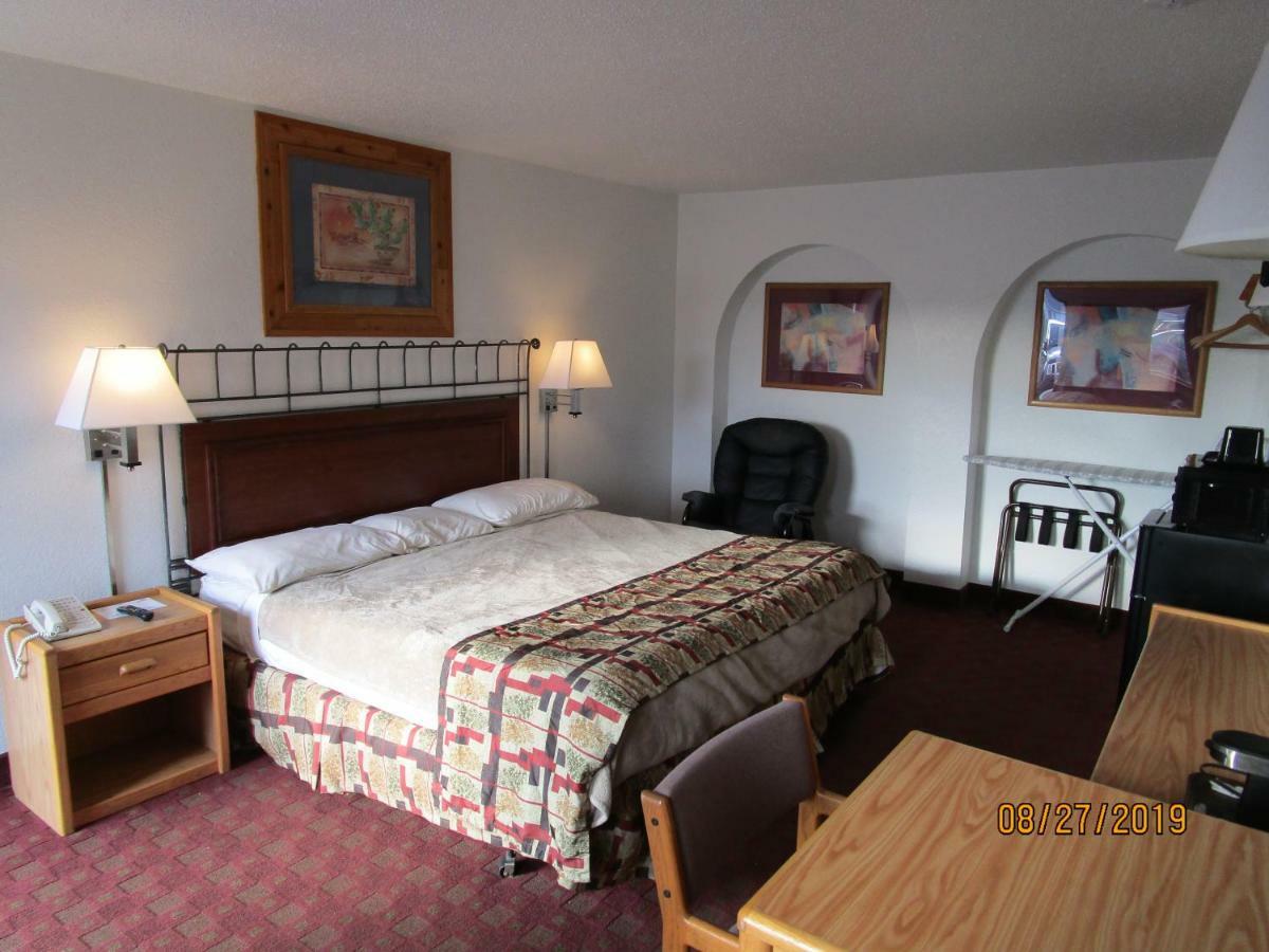 North Country Inn & Suites Mandan Экстерьер фото