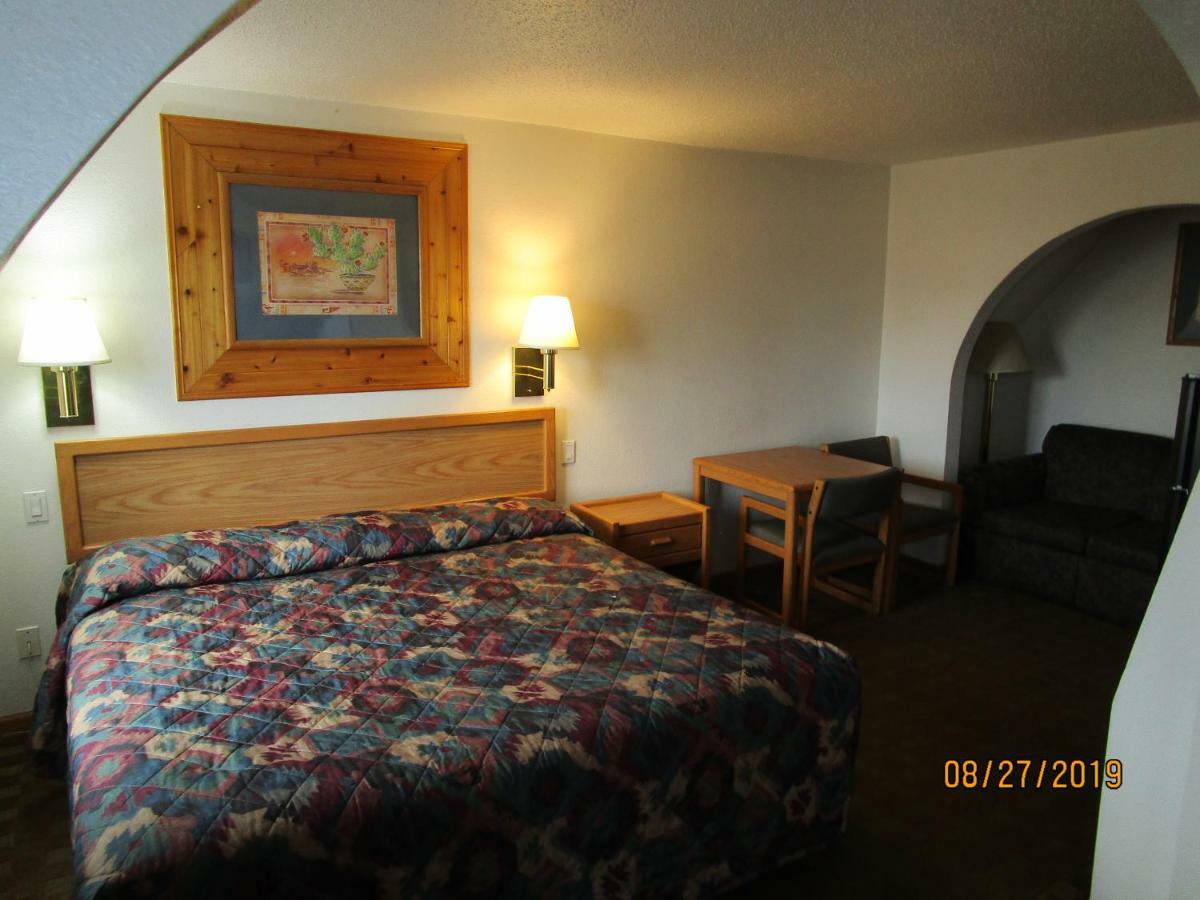 North Country Inn & Suites Mandan Экстерьер фото